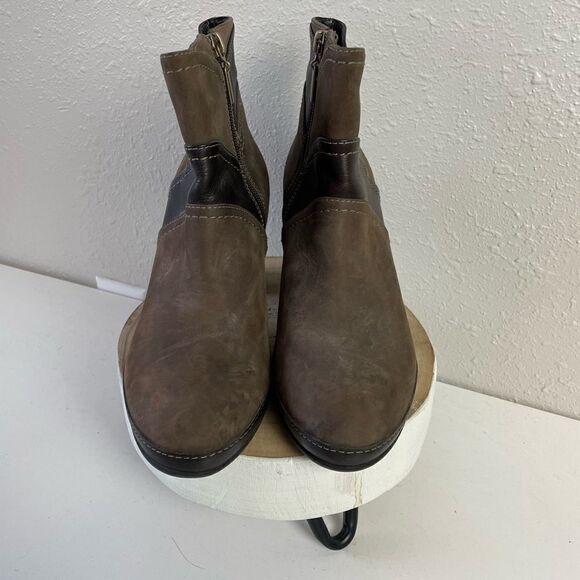 EUC Pre-Loved Clarks Womens Leather Heeled Booties Size 7 - Picture 3 of 7